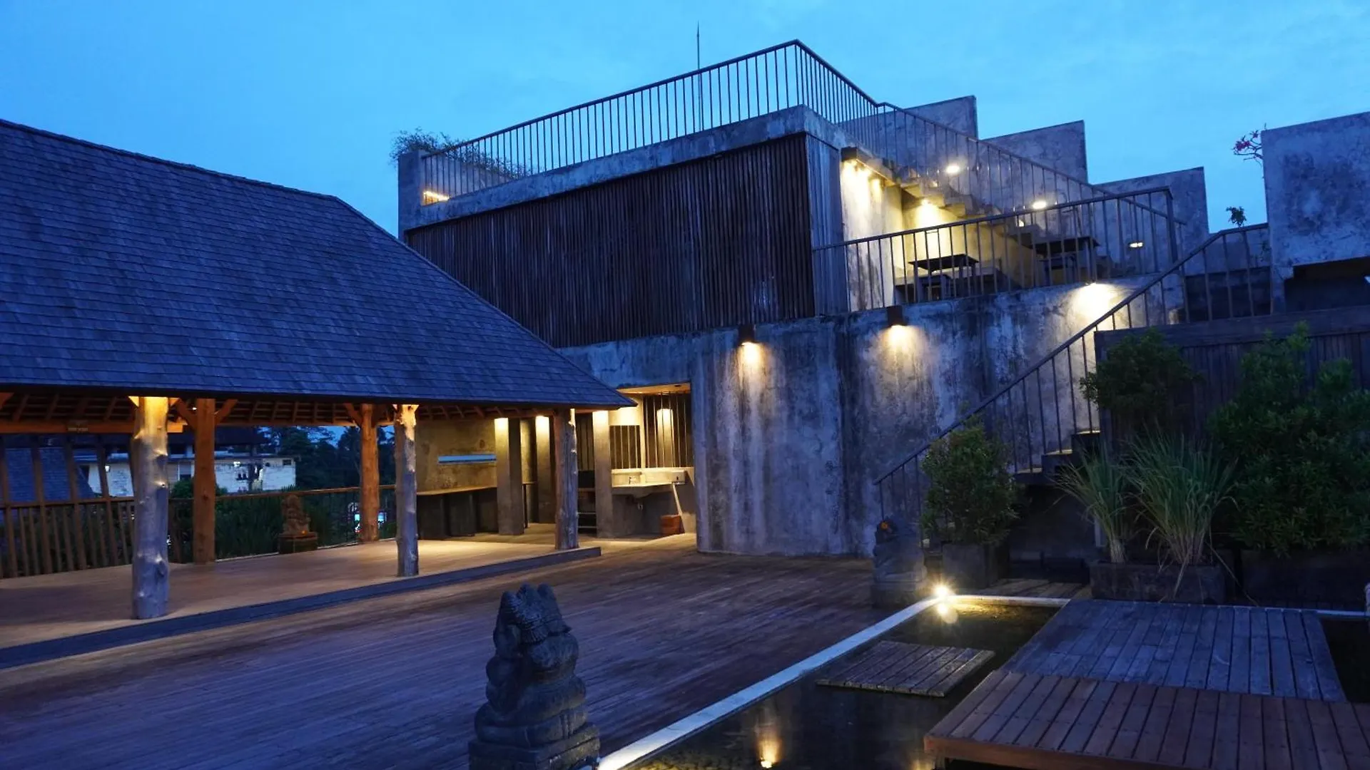 Purana Suite Ubud ホテル