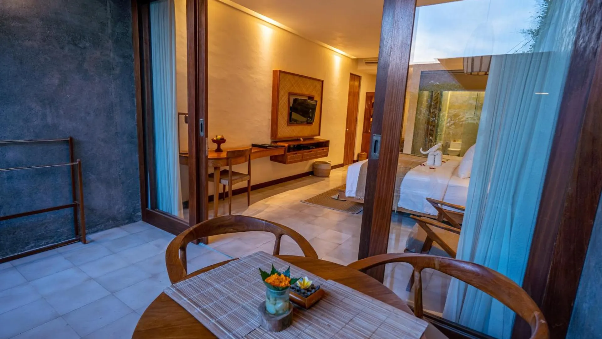 Purana Suite Ubud ホテル