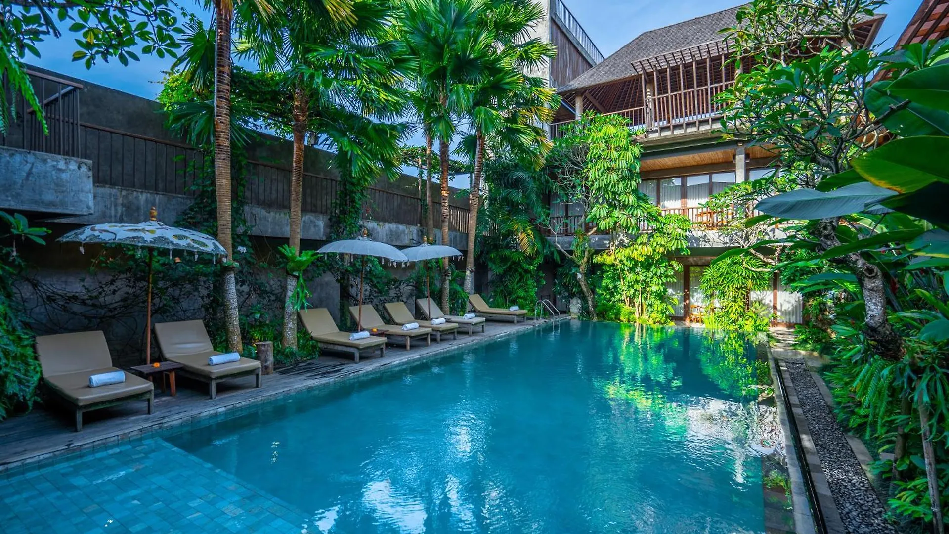 Purana Suite Ubud ホテル